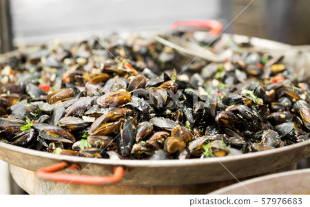 Close up of mussels in sauce in big bowl 57976683
