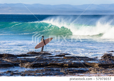 Surfer Waiting Going Surfing Rock Entry Waves 57978037