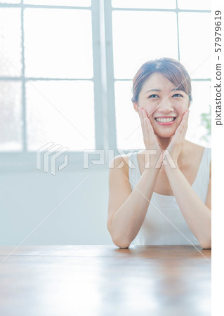 美麗的年輕女子 美麗的年輕女子 57979619