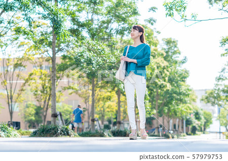 young woman      57979753