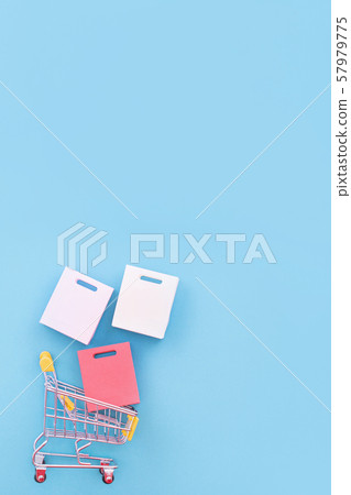 購物週年紀念平藍色背景購物車平躺購物 57979775