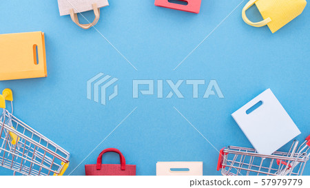 購物週年紀念平藍色背景購物車平躺購物 購物週年紀念平藍色背景購物車平躺購物 57979779