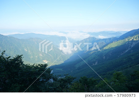 [紀伊山脈的世界遺產和參拜路線] 奈良縣吉野郡天川村大峰奧隈堂，夏天雲霧繚繞的山谷 57980973