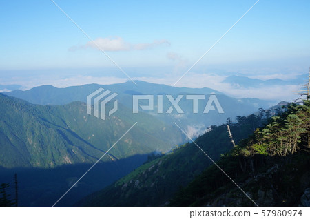 [世界遺產紀伊山地聖地和參拜路線] 奈良縣吉野郡天川村，紀伊山地的大峰奧隈多山的夏日早晨 57980974