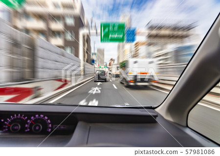 從司機座位看的都市都市風景 從司機座位看的都市都市風景 57981086