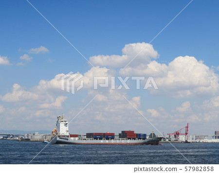 從海邊Cosmo(Cosmo廣場海邊綠地)看的大阪港和夢島集裝箱碼頭 從海邊Cosmo(Cosmo廣場海邊綠地)看的大阪港和夢島集裝箱碼頭 57982858