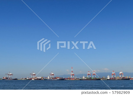 從海邊Cosmo（Cosmo廣場海邊綠地）看的大阪港和夢島集裝箱碼頭 57982909