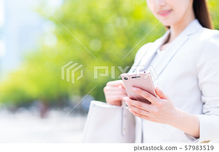 女商人(智能手機) 女商人(智能手機) 57983519