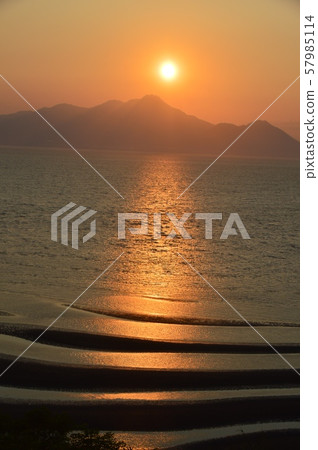 Oshikiki海岸，沙灘潮汐的日落美景（Uto Peninsula北岸/ Shimodami鎮，Uto市，熊本縣） 57985114