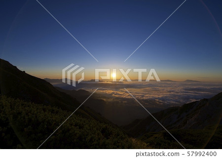 白馬山脈(白馬山脈,北長崎,長野)附近的黎明 白馬山脈(白馬山脈,北長崎,長野)附近的黎明 57992400