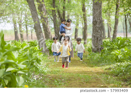 育兒老師和孩子一起玩 育兒老師和孩子一起玩 57993409