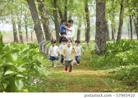 育兒老師和孩子一起玩 育兒老師和孩子一起玩 57993410