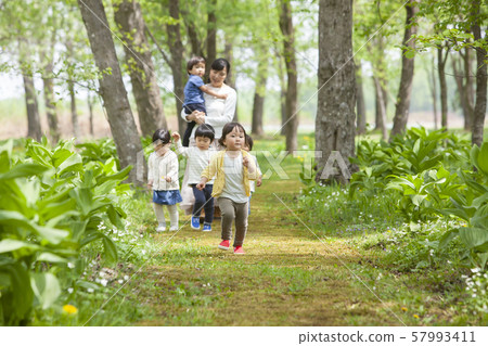 育兒老師和孩子一起玩 育兒老師和孩子一起玩 57993411