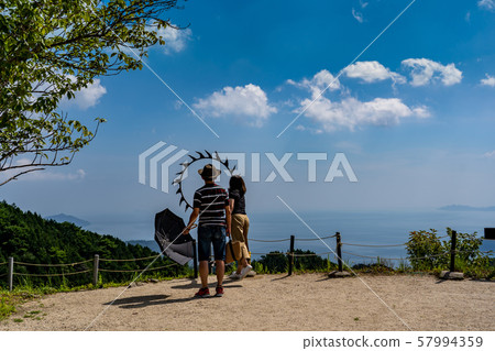 在京都府天橋立市夏季宮津灣鳴鳥山全景天文台前投擲的人 57994359