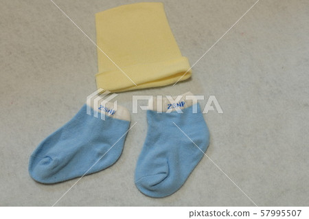 Baby hat, baby socks 57995507