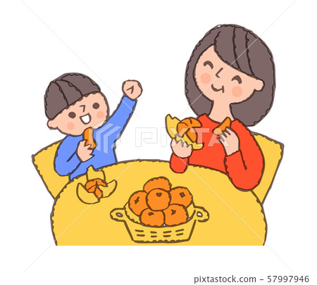 母親和男孩吃橘子 57997946