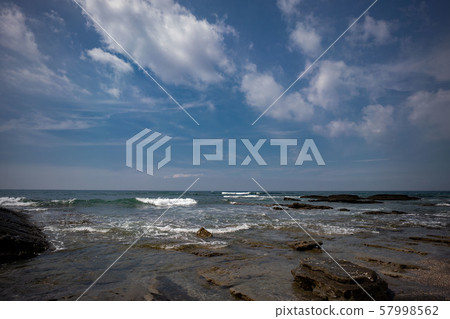 沿海的岩石區 57998562