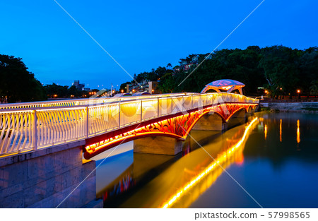 台灣高雄金獅湖橋ATaiwan Kaohsiung Golden Lion Lake Bridge 台灣高雄金獅湖橋ATaiwan Kaohsiung Golden Lion Lake Bridge 57998565