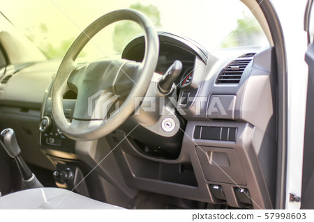 Check the car before departure. 57998603