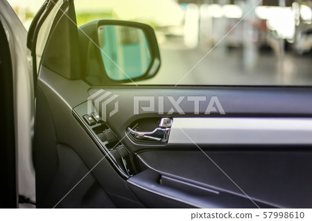 Check the car before departure. 57998610