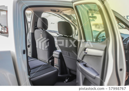 Check the car before departure. 57998767