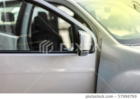 Check the car before departure. 57998769