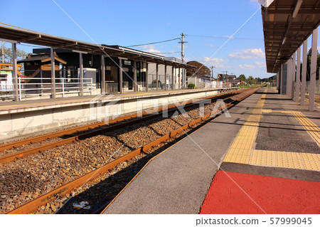 The platform of the Ogane Line Ooyama Station as seen from the level crossing The platform of the Ogane Line Ooyama Station as seen from the level crossing 57999045