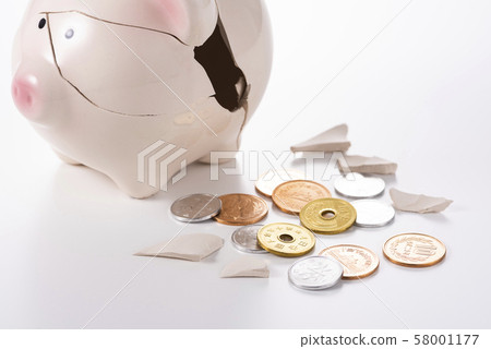 Cracked piggy bank and coins Cracked piggy bank and coins 58001177