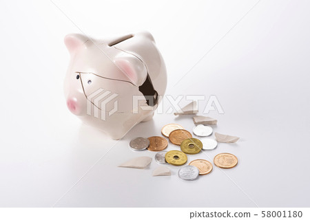 Cracked piggy bank and coins 58001180
