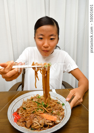 女孩吃炒麵 58001601
