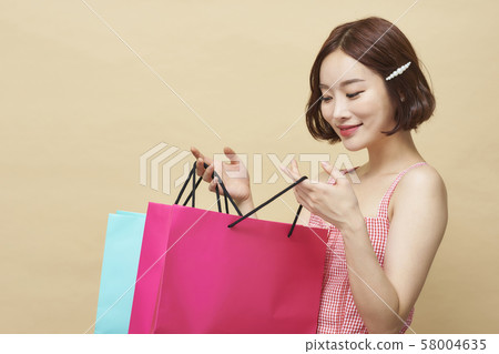 Women Shopping 58004635