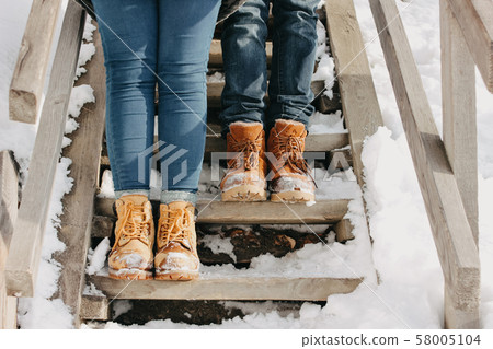 The crop photo of young couple at the nature park 58005104