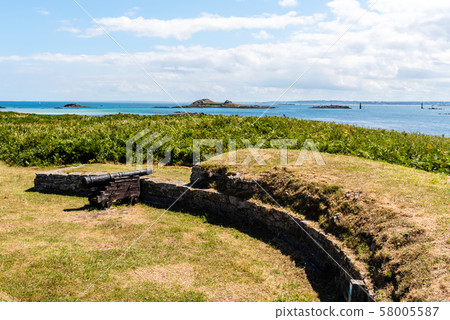 Old fortress in the Island of Batz in summer 58005587