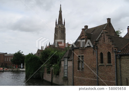 Bruges, the capital of water, too beautiful canals and medieval streets Bruges, the capital of water, too beautiful canals and medieval streets 58005658