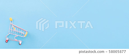 購物週年紀念平藍色背景購物車平躺購物 購物週年紀念平藍色背景購物車平躺購物 58005877