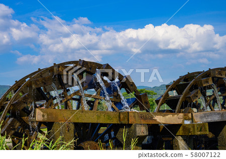 Blue sky of Horikawa Shiren water turbines [Asakura City, Fukuoka Prefecture] 58007122