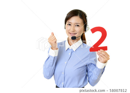 有數字的微笑的操作員 58007812