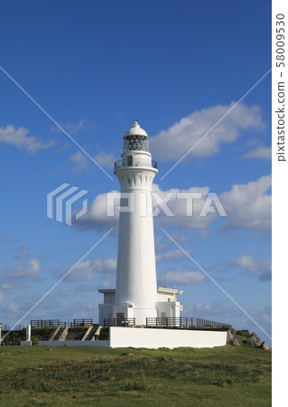 白崎燈塔和晴朗的天空 白崎燈塔和晴朗的天空 58009530