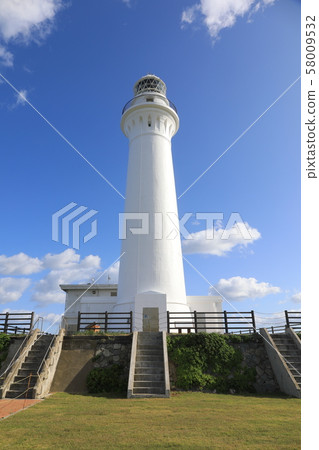 白崎燈塔和晴朗的天空 白崎燈塔和晴朗的天空 58009532