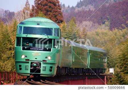 九大本線鐵路橋上的湯布院之森1號：時代到彥吉 58009666