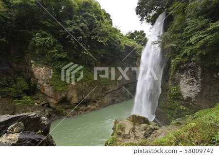 Watataki Waterfall Tetori Gorge (Hakusan City, Ishikawa Prefecture) 58009742