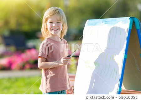 The child is studying for the profession of an artist. The child is studying for the profession of an artist. 58010053