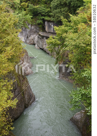 Downstream of Komonbashi, Tetori Gorge (Hakusan City, Ishikawa Prefecture) 58010632