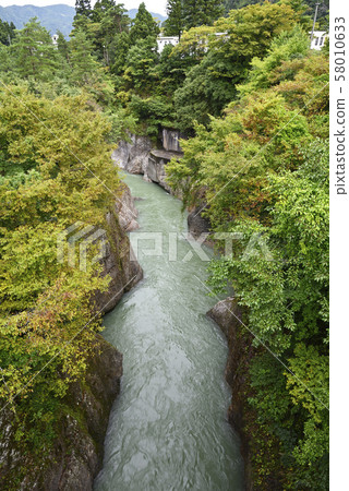 Tetori峽谷Komonbashi的下游(石川縣白山市) Tetori峽谷Komonbashi的下游(石川縣白山市) 58010633