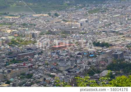 俯瞰嵐山三山，JR West的佐賀嵐山站，Torokko柏站，Randen的agan峨野站，廣澤池等。 58014178