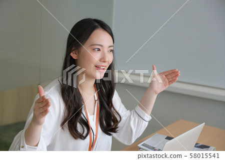 女商人，打手勢，交談 58015541