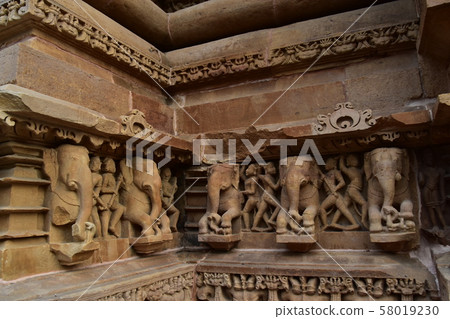 印度卡修拉荷,世界遺產卡修拉荷寺廟,美麗的雕塑建築 印度卡修拉荷,世界遺產卡修拉荷寺廟,美麗的雕塑建築 58019230