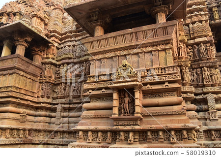 印度卡修拉荷，世界遺產卡修拉荷寺廟，美麗的雕塑建築 58019310