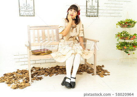 古典洛麗塔時尚坐在長椅上的女人 58020964