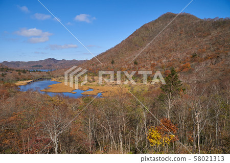 秋季從赤城公園(鳥居Pass口)眺望的en滿園和小岳 秋季從赤城公園(鳥居Pass口)眺望的en滿園和小岳 58021313